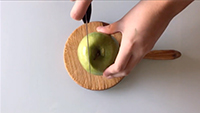 Una ma tallant una poma - Oxidació de la fruïta